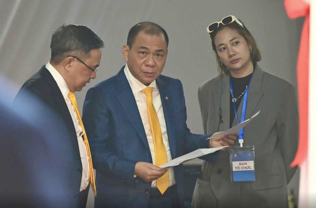 Chủ tịch tập đoàn Vingroup – Phạm Nhật Vượng kiểm tra lại chương trình Khai trương khu đô thị thể thao Olympic – Vinhomes Ngọc Hồi