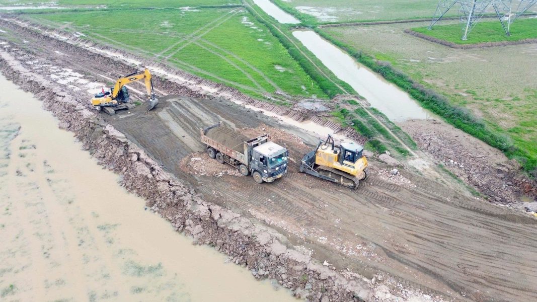 Hệ thống nền đường và hạ tầng kỹ thuật nội khu đang được triển khai đồng bộ nhằm đảm bảo tiến độ tổng thể dự án.