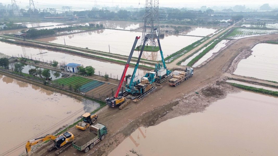 Hệ thống máy móc chuyên dụng được huy động để thi công móng và các hạng mục kỹ thuật trọng điểm.