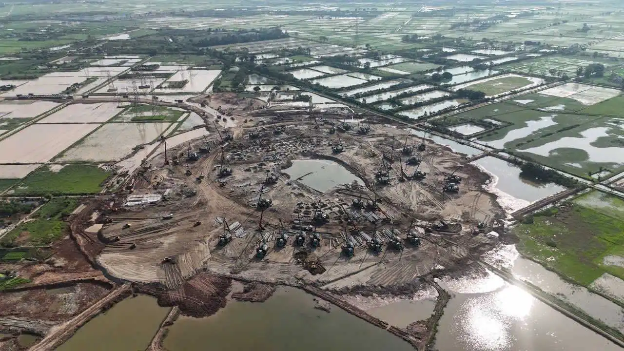 Vùng trung tâm công trường đang được đẩy nhanh thi công móng và đài cọc, với mật độ máy móc dày đặc hoạt động liên tục.